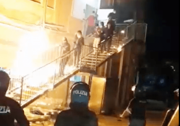 migranti mosè agrigento rivolta fuoco incendio evasione hotspot accoglienza migranti
