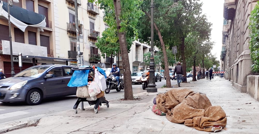 palermo clochard povertà integrazione immigrazione senzaa tetto ©