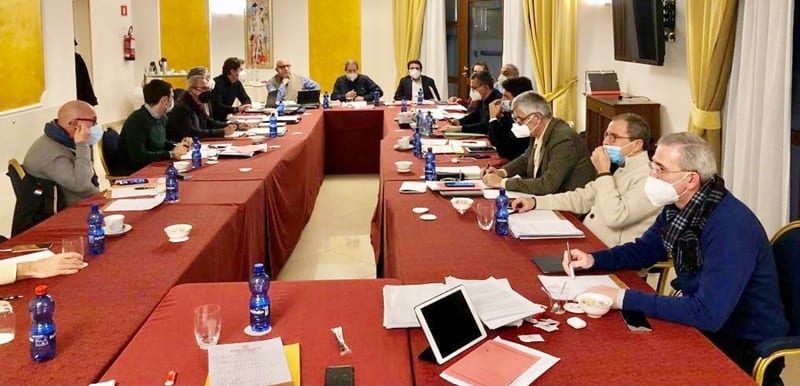 La Giunta regionale è riunita in un albergo di Pergusa per valutare la proposta di bilancio da proporre all’Assemblea Regionale Siciliana nei termini concordati con la conferenza dei capigruppo.